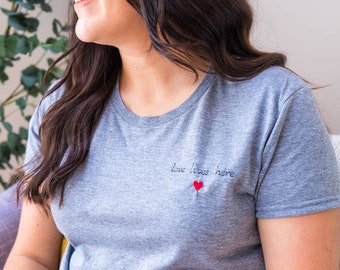 Love T Shirt - Doordachte geschenken - Geschenken voor mama - Geborduurd T-shirt - Moederdag Cadeau - Love Lives Here T-shirt - Dames grijs T-shirt
