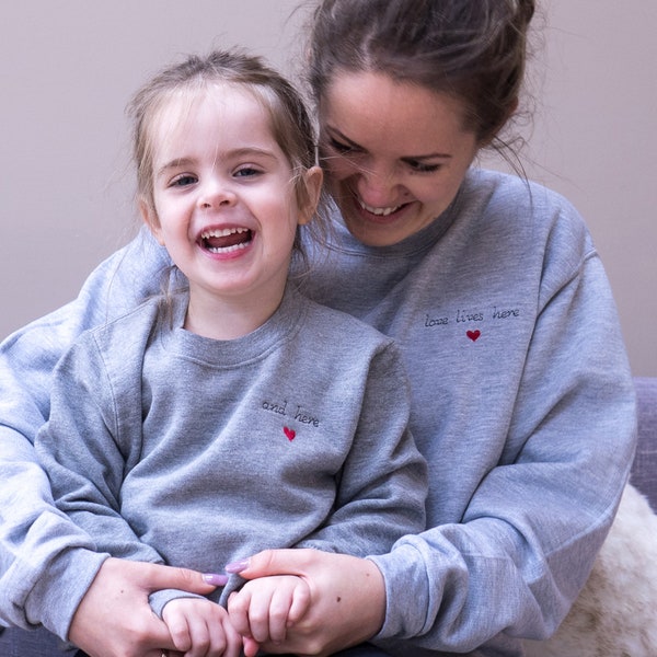 Love Lives Here Jumper Set - Mummy and Baby Matching Outfit - Mum and Daughter Matching Jumpers - Mummy and Me -Twinning Outfit