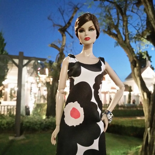 Miniatur Marimekko Kleid für Barbie,Fashion Royalt,FR2 und eine weitere Puppe im Maßstab 1:6.