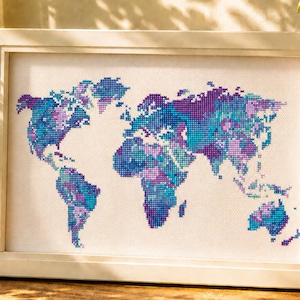 Weltkarte Kreuzstichmuster | Moderne Abstrakte Landkarte Stickdatei | Lila Blau Reise Dekor | Sofortiger Download DIY Bunte Kunst
