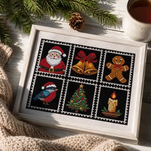 Peut inclure: Une broderie au point de croix encadrée présentant six panneaux carrés individuels sur fond noir. Les motifs incluent le Père Noël, des cloches dorées avec un nœud rouge, un bonhomme en pain d'épices, un oiseau bleu, un sapin et une bougie.