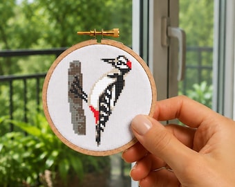 Gráfico de Ponto Cruz de Pica-pau em PDF, Mini Bordado de Pássaro da Floresta, Decoração Fácil e Pequena para Casa, Download Instantâneo, Ideal para Iniciantes