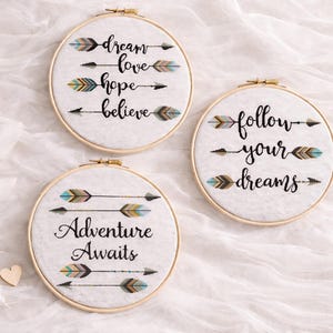 Inspiration Kreuzstichmuster PDF - Boho Feder Pfeile, Abenteuer Spruch, moderne Stickerei, sofort download