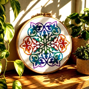 Kleurrijk mandala kruissteekpatroon, moderne geometrische borduurtekening (PDF). Regenboogbloemen, boho wanddecoratie – direct te downloaden patroon.