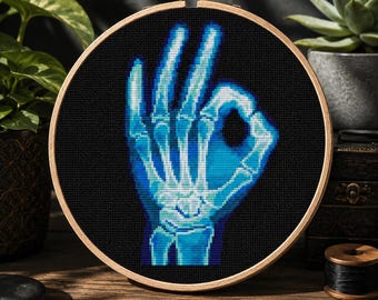 Patroon voor kruissteek van een skelethand (PDF), blauwe röntgenfoto, OK-gebaar, gotisch anatomisch ontwerp, direct te downloaden.