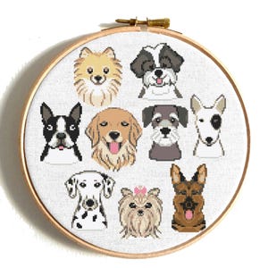 Może przedstawiać: Obręcz do haftu krzyżykowego z wieloma rasami psów, w tym boston terrier, golden retriever, shih tzu i owczarek niemiecki. Psy są wszystkie uśmiechnięte i mają różne kolory futra.