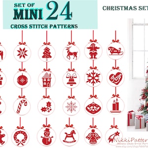 Pode incluir: Um conjunto de 24 padrões de ponto cruz de Natal em miniatura. Os padrões são exibidos em enfeites vermelhos e brancos pendurados em uma corda. Os enfeites apresentam vários temas natalinos, incluindo uma rena, Papai Noel, uma árvore de Natal, uma meia, um bastão de caramelo, um homem de gengibre e um boneco de neve.