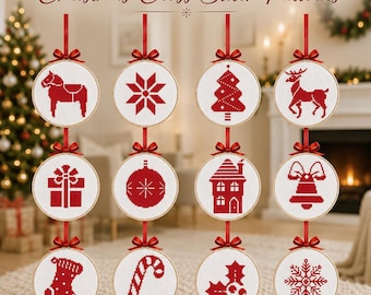 Könnte beinhalten: Ein Set aus 12 Mini-Weihnachts-Kreuzstichmustern in runden Holzrahmen. Jeder weiße Stoffrahmen zeigt ein in Rot gesticktes Weihnachtsmotiv, darunter ein Pferd, ein Stern, ein Baum, ein Hirsch, ein Geschenk, eine Kugel, ein Haus, eine Glocke, ein Strumpf, eine Zuckerstange, Stechpalme und eine Schneeflocke.