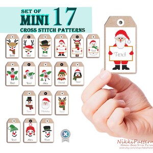 Puede incluir: Un conjunto de 17 mini patrones de punto de cruz en etiquetas marrones. Las etiquetas presentan dise&ntilde;os festivos como Pap&aacute; Noel, renos y mu&ntilde;ecos de nieve. El texto "SET OF MINI 17 CROSS STITCH PATTERNS" se muestra en la parte superior. Una etiqueta es sostenida por una mano.