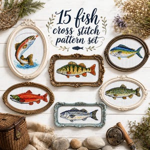 Op de afbeelding: Een verzameling van zes ingelijste kruissteekpatronen met verschillende vissoorten, waaronder forel, baars en bas. De tekst 15 fish cross stitch pattern set staat in het midden. De lijsten zijn ovaal en rechthoekig in goud, wit en blauw.