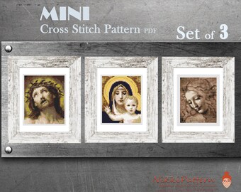Pode incluir: Conjunto de três padrões de ponto cruz mini que representam figuras religiosas. Os padrões incluem uma representação de Jesus Cristo, a Virgem Maria e o menino Jesus, e um anjo adormecido. Os padrões são emoldurados em molduras de madeira branca e são exibidos em um fundo de metal cinza.