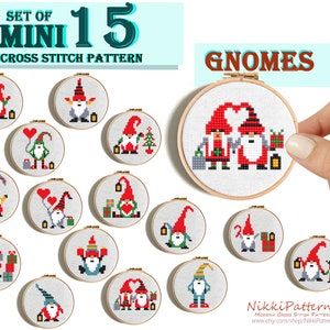 Peut inclure: Ensemble de 15 motifs de point de croix miniatures représentant des gnomes dans différentes poses, notamment en train de tenir des cœurs, des cadeaux et des lanternes. Les motifs sont présentés dans des cerceaux à broder sur un fond blanc.