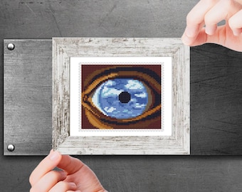 Miniaturowy wzór haftu krzyżykowego Nowoczesna mała sztuka - False Mirror autorstwa René Magritte Małe słynne dzieło sztuki Miniaturowe, ręcznie wykonane arcydzieło Wzór PDF