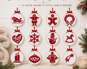Op de afbeelding: Een set van 12 mini kerst kruissteekpatronen met rode ontwerpen op witte stof in ronde houten borduurringen met rode linten. De tekst luidt: SET OF 12 MINI Christmas Cross Stitch Patterns, 12 FESTIVE DESIGNS TO STITCH, HANG & TREASURE.