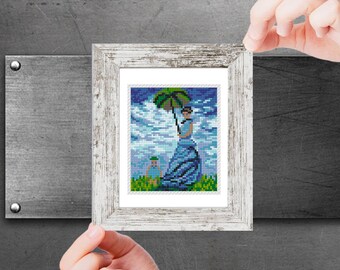 Pode incluir: Uma pintura emoldurada de uma mulher com um vestido azul segurando um guarda-chuva, em pé em um campo de grama verde sob um céu azul nublado.