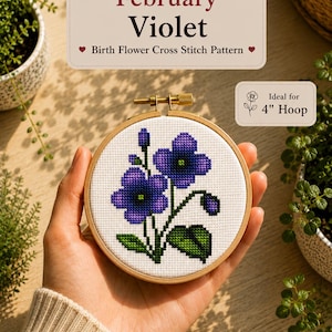 Puede incluir: Un patrón de punto de cruz con flores de violeta moradas y hojas verdes sobre tela blanca, en un bastidor de madera. El texto dice: February Violet, Birth Flower Cross Stitch Pattern, Ideal for 4" Hoop.