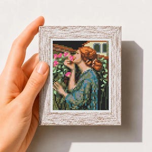 Mini-Kreuzstichmuster „Die Seele der Rose“ von Waterhouse. Kleines, bekanntes Kunstwerk. Sofortiger Download als Stick-PDF.