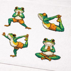 Könnte beinhalten: Vier gestickte Bilder von grünen Fröschen in Yoga-Posen. Die Frösche tragen orangefarbene Shorts und haben gelbe Bäuche. Zu den Posen gehören eine Kriegerpose, eine Sitzpose und eine Rückbeuge. Der Hintergrund ist weiß.
