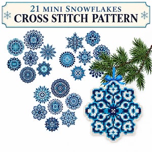 Könnte beinhalten: Ein Kreuzstichmuster mit dem Titel 21 MINI SNOWFLAKES, das einundzwanzig einzigartige Schneeflockenmotive in Blau- und Weißtönen zeigt, sowie ein fertiges Schneeflockenornament, das an einem grünen Tannenzweig mit blauem Band hängt.
