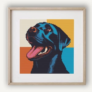 Può includere: Un Labrador Retriever nero con la lingua rosa che sporge, che guarda a destra. Il cane è in uno stile pixelato colorato con uno sfondo blu, arancione e giallo.