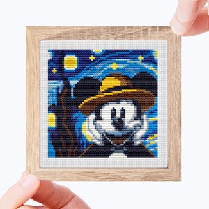 Może przedstawiać: Sztuka haftu krzyżykowego przedstawiająca Myszka Miki w brązowym kapeluszu, na tle gwiaździstego nieba w drewnianej ramie. Grafika charakteryzuje się niebiesko-żółtą paletą barw, z widoczną twarzą i dłońmi kultowej postaci.