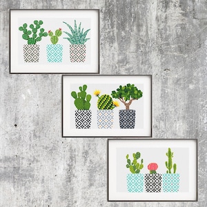 Puede incluir: Tres impresiones enmarcadas de plantas en macetas con macetas de patrones geométricos. La primera impresión presenta tres plantas, un cactus, una suculenta y una planta de hoja. La segunda impresión presenta tres plantas, un cactus, un cactus redondo y una planta de hoja. La tercera impresión presenta tres plantas, un cactus, un cactus floreciente y una planta de hoja.