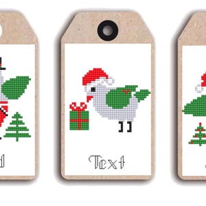 Puede incluir: Tres etiquetas de regalo navide&ntilde;as con dise&ntilde;os de p&aacute;jaros. Cada etiqueta presenta una ilustraci&oacute;n de p&aacute;jaro diferente en un estilo pixelado, con atuendo festivo. Las etiquetas tienen texto en la parte inferior, con los nombres "Dad", "Text" y "Alex".