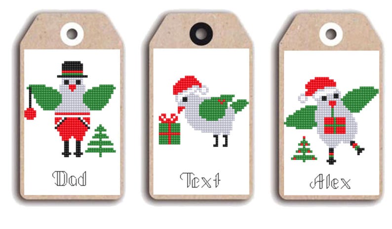 Puede incluir: Tres etiquetas de regalo navide&ntilde;as con dise&ntilde;os de p&aacute;jaros. Cada etiqueta presenta una ilustraci&oacute;n de p&aacute;jaro diferente en un estilo pixelado, con atuendo festivo. Las etiquetas tienen texto en la parte inferior, con los nombres "Dad", "Text" y "Alex".