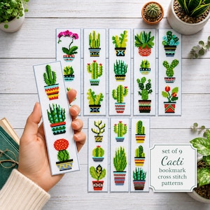 Può includere: Un set di nove segnalibri rettangolari con motivi a punto croce di vari cactus e piante grasse in vasi colorati. Ogni segnalibro mostra una disposizione verticale di tre piante. Un cartello riporta la scritta set of 9 Cacti bookmark cross stitch patterns.