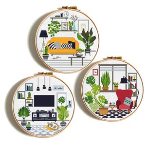 モダンホームクロスステッチパターンセット、植物のある居心地の良いリビングルームのシーン3つ、モダン刺繍、ミッドセンチュリーインテリアデザイン、デジタルPDF