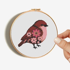 Kruissteekpatroon vogel met bloemmotief, schattige kleine vogel met snoekbloemen. Kleine gebloemde zangvogel, eenvoudig, geteld, pdf-download