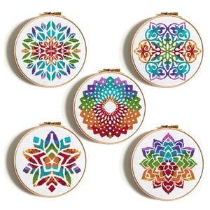 Set di motivi a punto croce mandala, disegni geometrici moderni, silhouette colorate su telaio, fiore di loto acquerello, ricamo Yin Yang Yoga