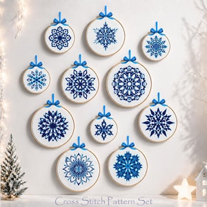 Conjunto de padrões de ponto cruz de Natal | Enfeites de flocos de neve com cristais de gelo azuis | Mini bordado de inverno | Download instantâneo em PDF