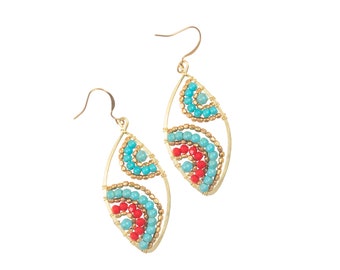 Pendiente colgante hecho a mano de latón con forma de hojas de colores y cristal