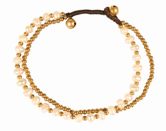 Tobillera de cuentas hecha a mano: campana de latón, perlas y concha