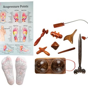 Op de afbeelding: Een set houten acupressuur-gereedschap voor massagetherapie. De set bevat een rugkrabber, een roller, een voetmassageapparaat, een houten stok, een kokosnootschelp-massageapparaat en een kaart met acupressuurpunten.