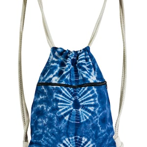 Könnte beinhalten: Ein blauer und weißer Batik-Rucksack mit weißen Baumwollriemen. Der Rucksack hat eine Reißverschlusstasche auf der Vorderseite.