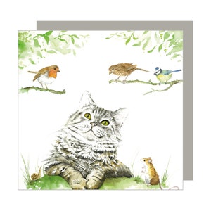 Puede incluir: Un gato gris y blanco con ojos verdes se sienta en un parche de hierba verde. Un pequeño ratón marrón se sienta en la hierba a la derecha del gato. Tres pájaros están posados en ramas sobre el gato. Un petirrojo con el pecho rojo está a la izquierda, un pájaro marrón está en el centro y un pájaro azul está a la derecha.