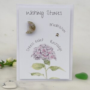 ENERGIE - Wishing Stone Crystal Card met originele kunstwerken, Hygrangea Flower en Bee, RECARGE Positief Sentimenteel Token Cadeau