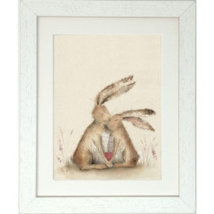Könnte beinhalten: Ein Aquarellbild von zwei braunen Kaninchen, die sich mit einem roten Herzen dazwischen kuscheln. Die Kaninchen sind von hellbraunem Gras und rosa Wildblumen umgeben.