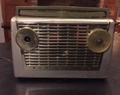 Vintage RCA Victor Impac radio