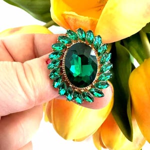 Emerald Green Rhinestone Flower Brooch: Vintage Style Pin