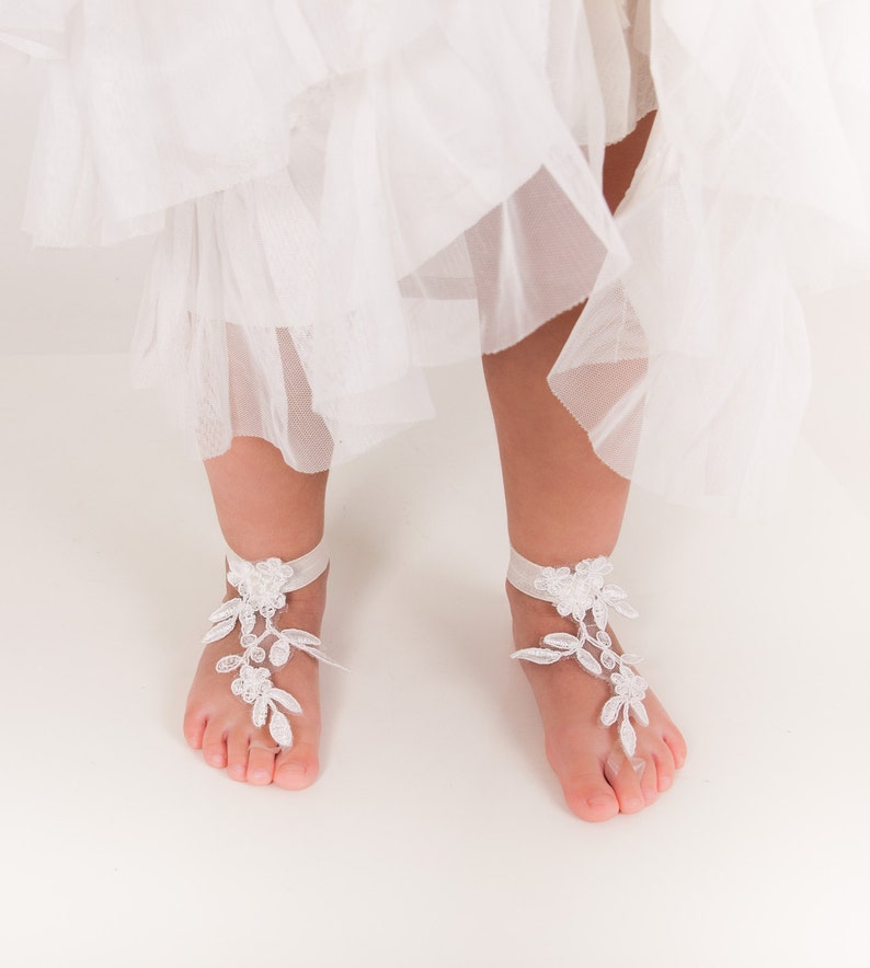 Puede incluir: Sandalias de encaje blanco para pies descalzos con cierre de lazo. Las sandalias tienen un dise&ntilde;o floral y son perfectas para una ocasi&oacute;n especial.