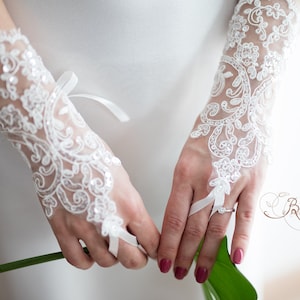 Lace bridal gloves, Off white sequins wedding gloves, lace fingerless gloves, ivory gloves for a bride, prom accessory, Bridal gloves