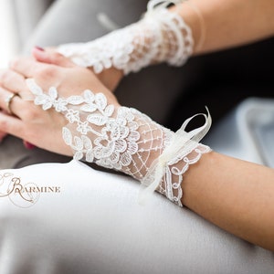 Lace bridal gloves, Off white wedding gloves, lace fingerless gloves, ivory glovelettes for a bride, Bridal gloves