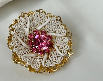 Scarce vintage pink glass rhinestones and plastic lace brooch - Gold tone brass setting - Mid century retro floral brooch