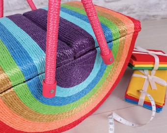 HobbyGift Scatola da cucito in vimini arcobaleno con doppio coperchio. Cestino da cucito artigianale