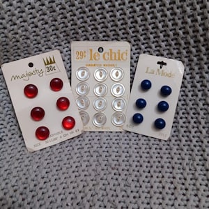 Trio vintage knopen uit het midden van de eeuw in Shiny Majesty Red, Le Chic White Pearl en La Mode Navy Blue