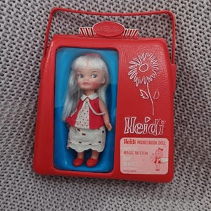 Vintage Remco Heidi Taschenbuch Puppe in ihrer Handtasche mit Kleidung und Schuhen c. 1964