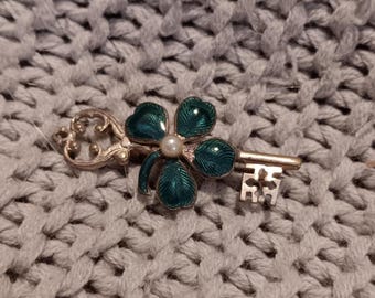 Vintage Mid Century Gold tone Lucky Shamrock (Four Leaf Clover) Key Pin with pearl